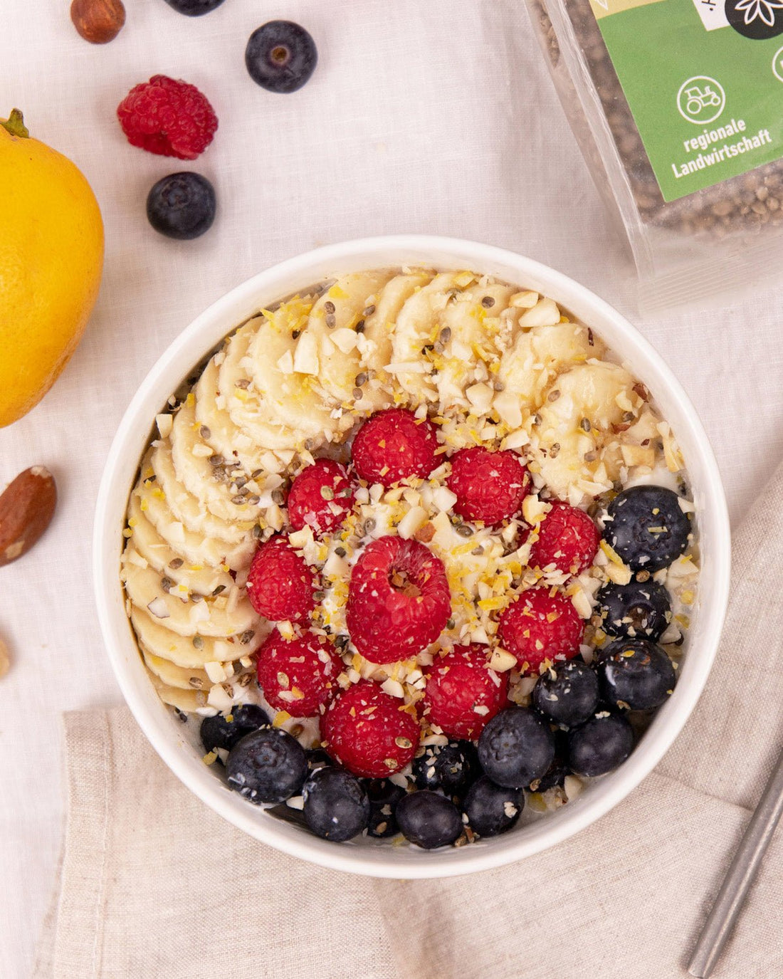 Overnight Oats mit frischen Früchten und Hanfsamen