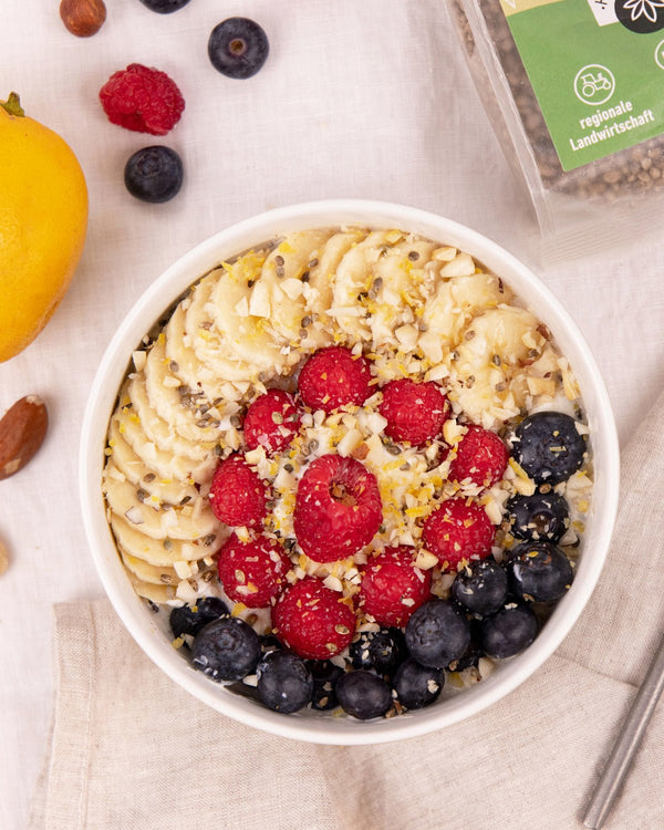 Overnight Oats mit frischen Früchten und Hanfsamen